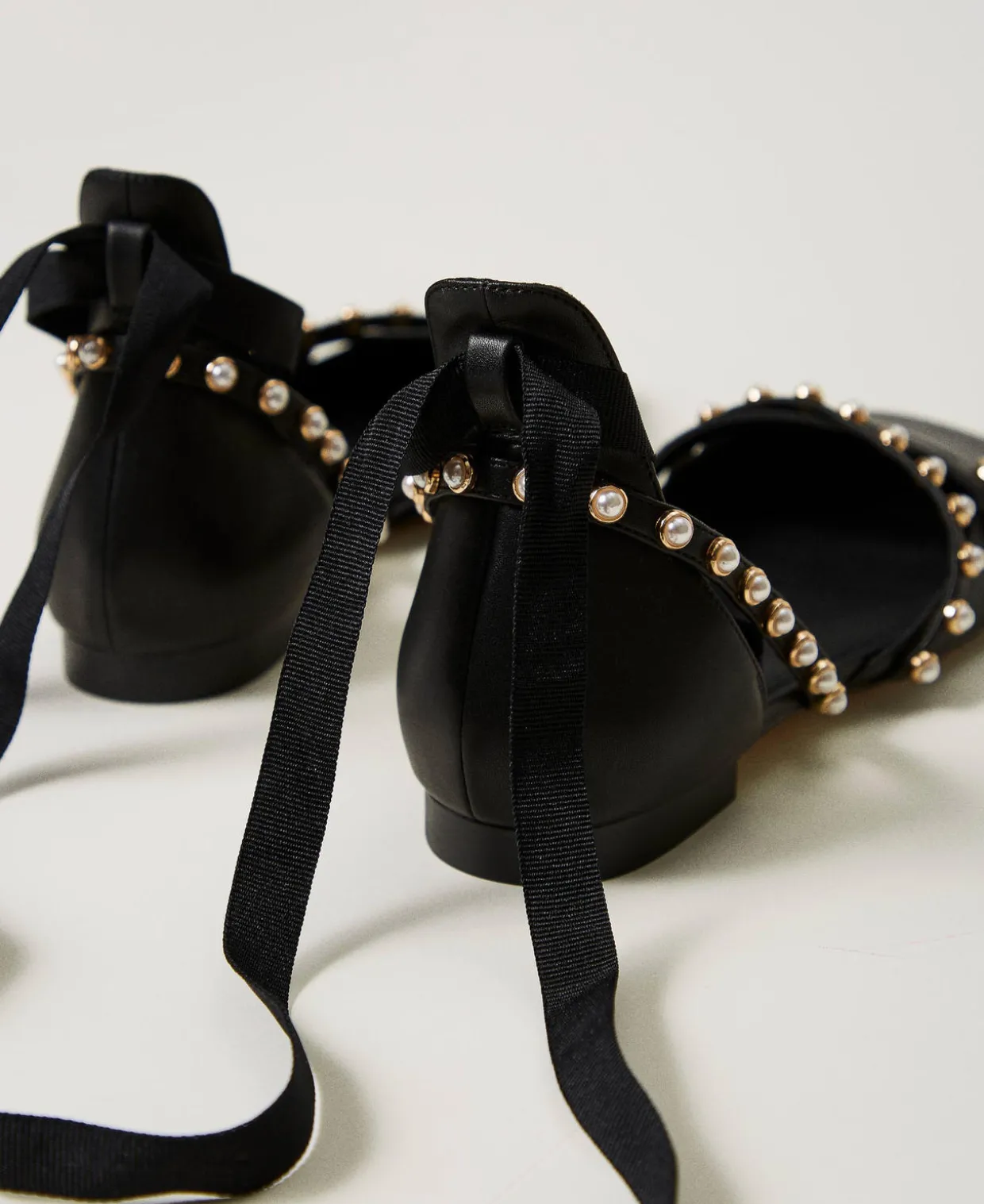 Ballerina Mit Perlen Und Bändern