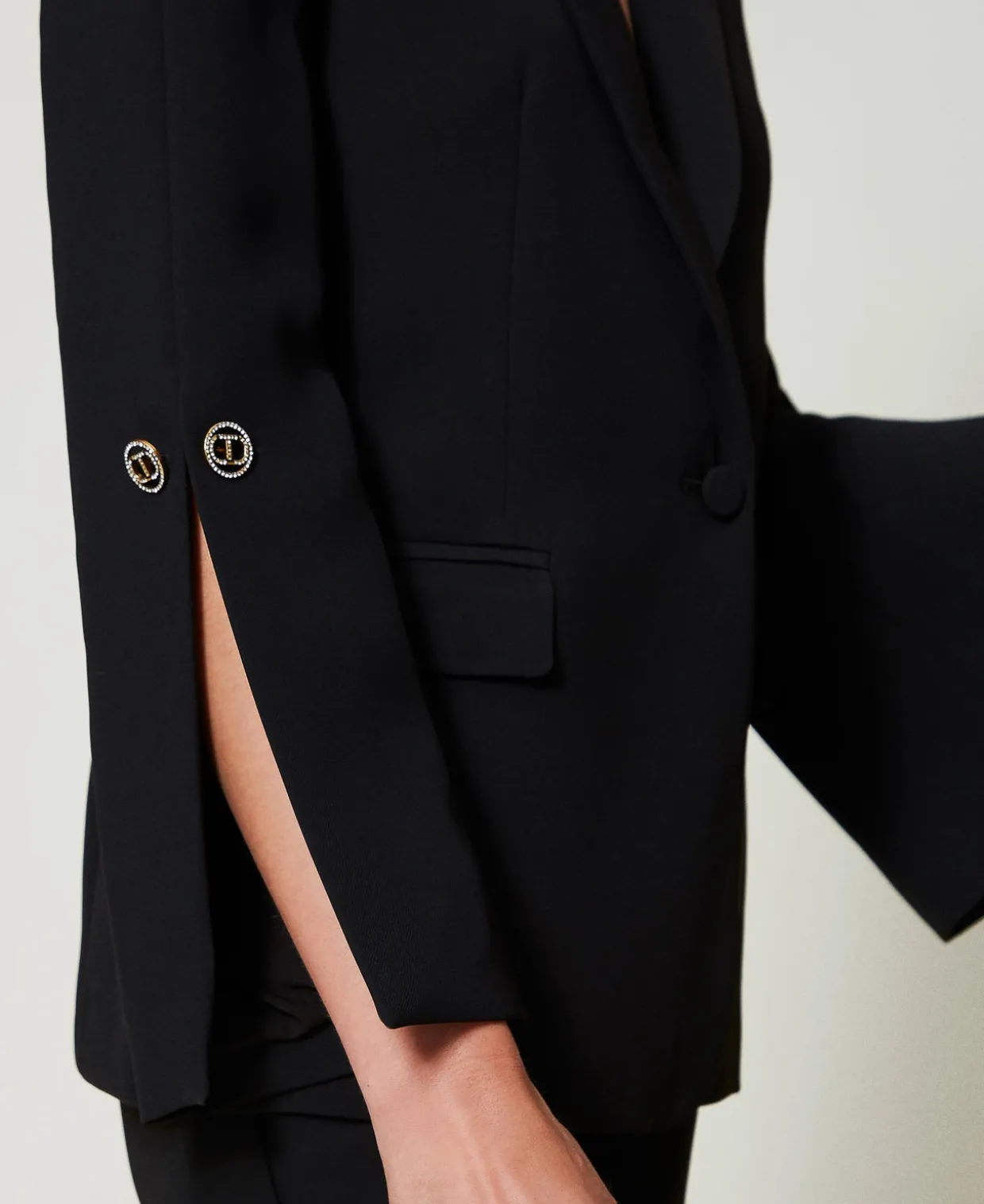 Blazer Aus Crêpe-Cady Mit Kettenknöpfen