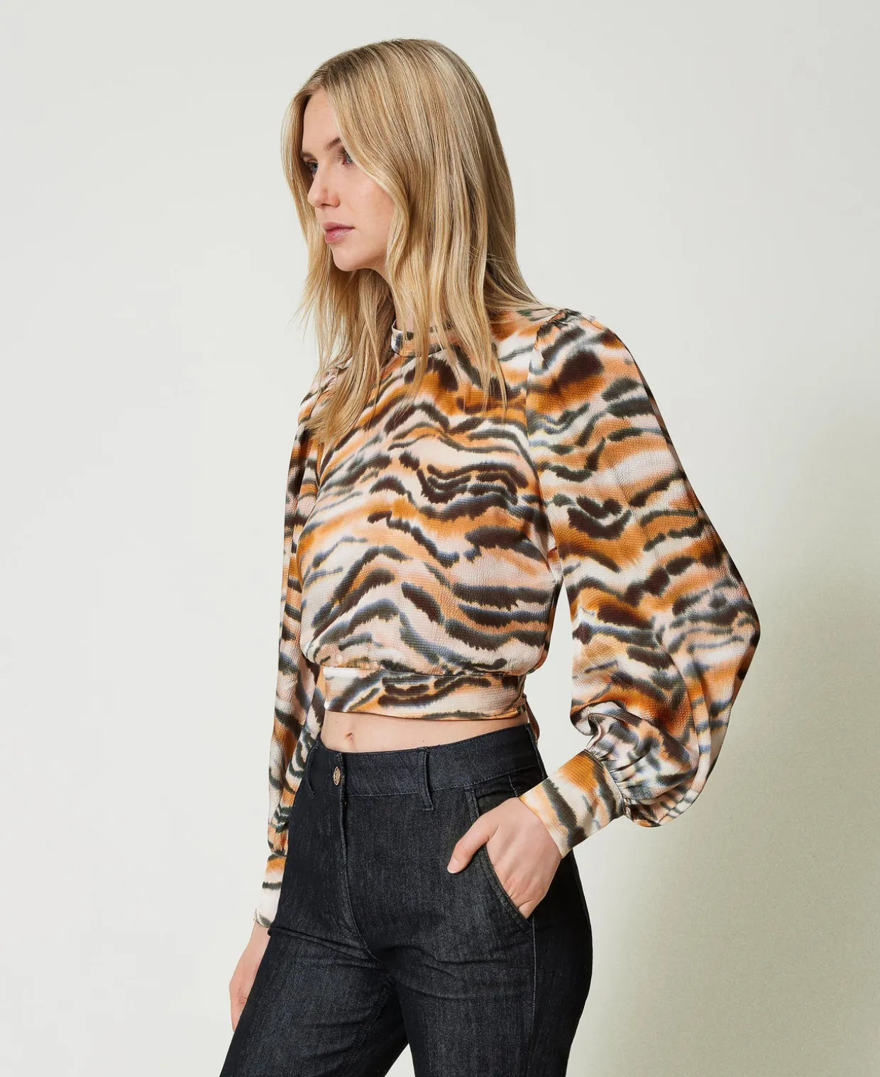 Cropped-Bluse Aus Satin Mit Animaldessin