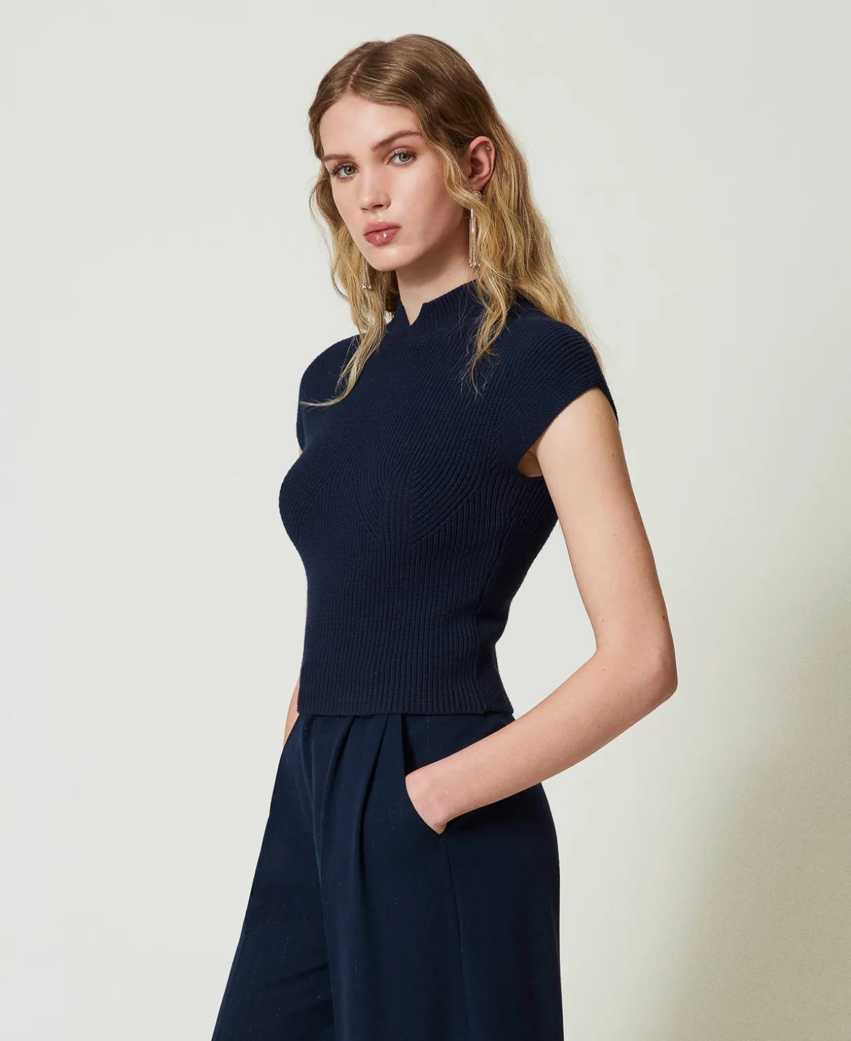 Figurbetonter Pullover Mit Dekorativem Rippenmuster