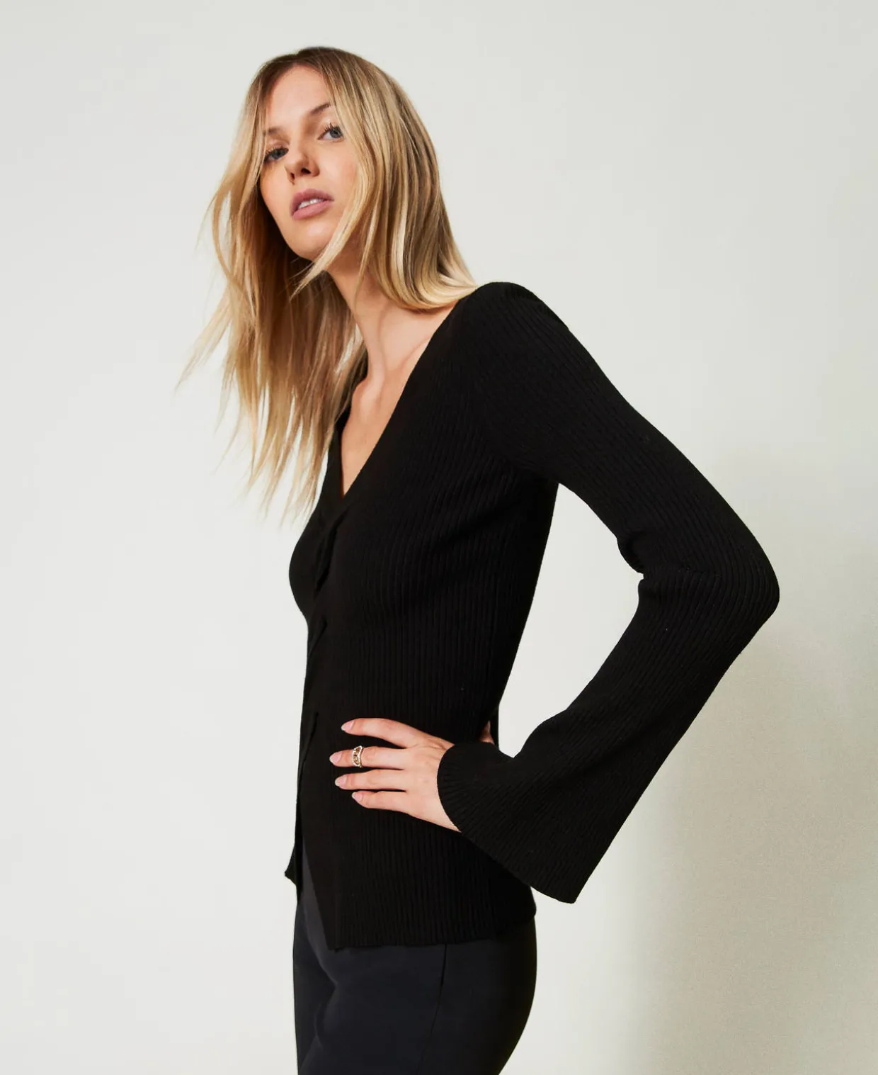 Figurbetonter Pullover Mit Rippenmuster Und Überkreuzung