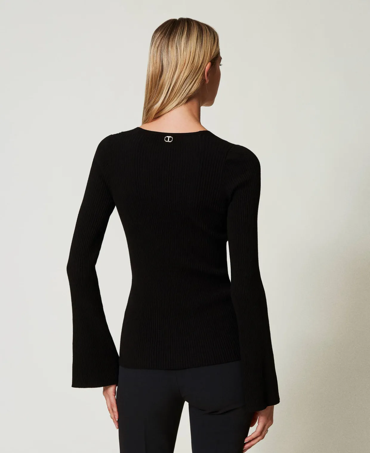 Figurbetonter Pullover Mit Rippenmuster Und Überkreuzung