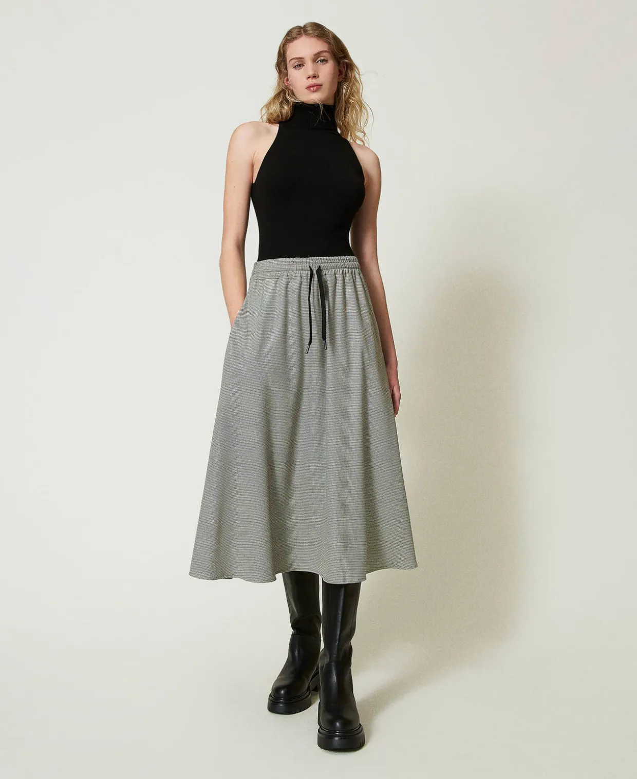 Figurbetontes Neckholder-Stricktop