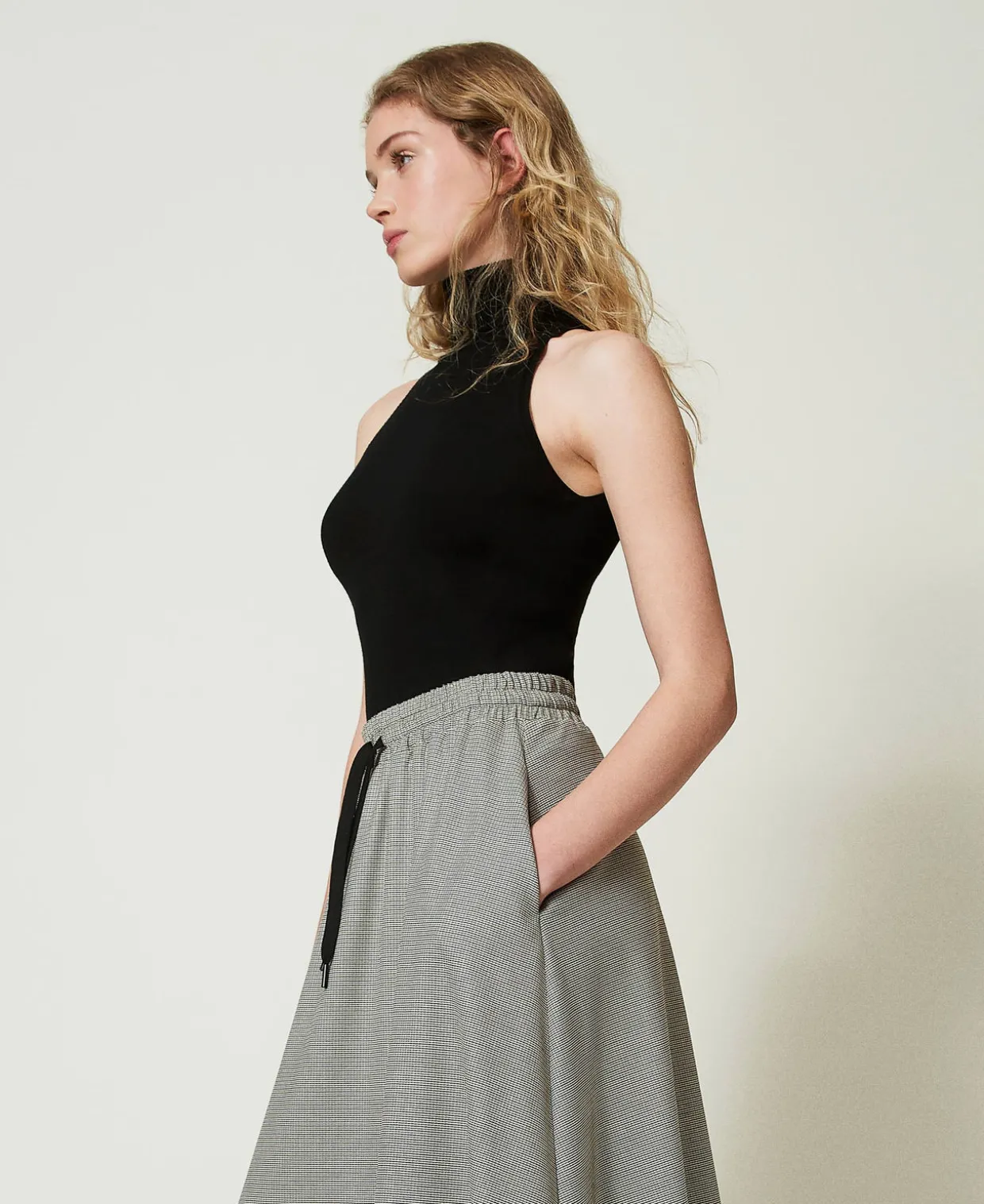 Figurbetontes Neckholder-Stricktop