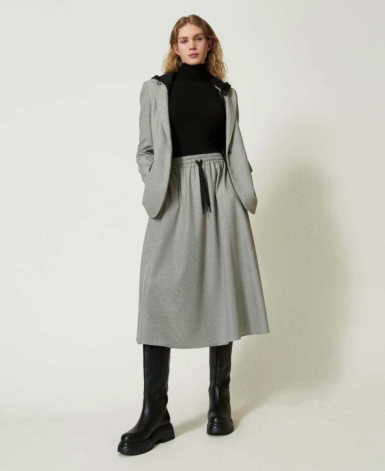 Figurbetontes Neckholder-Stricktop