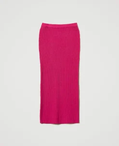 Geripptes Strickkleid In Midilänge