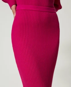 Geripptes Strickkleid In Midilänge