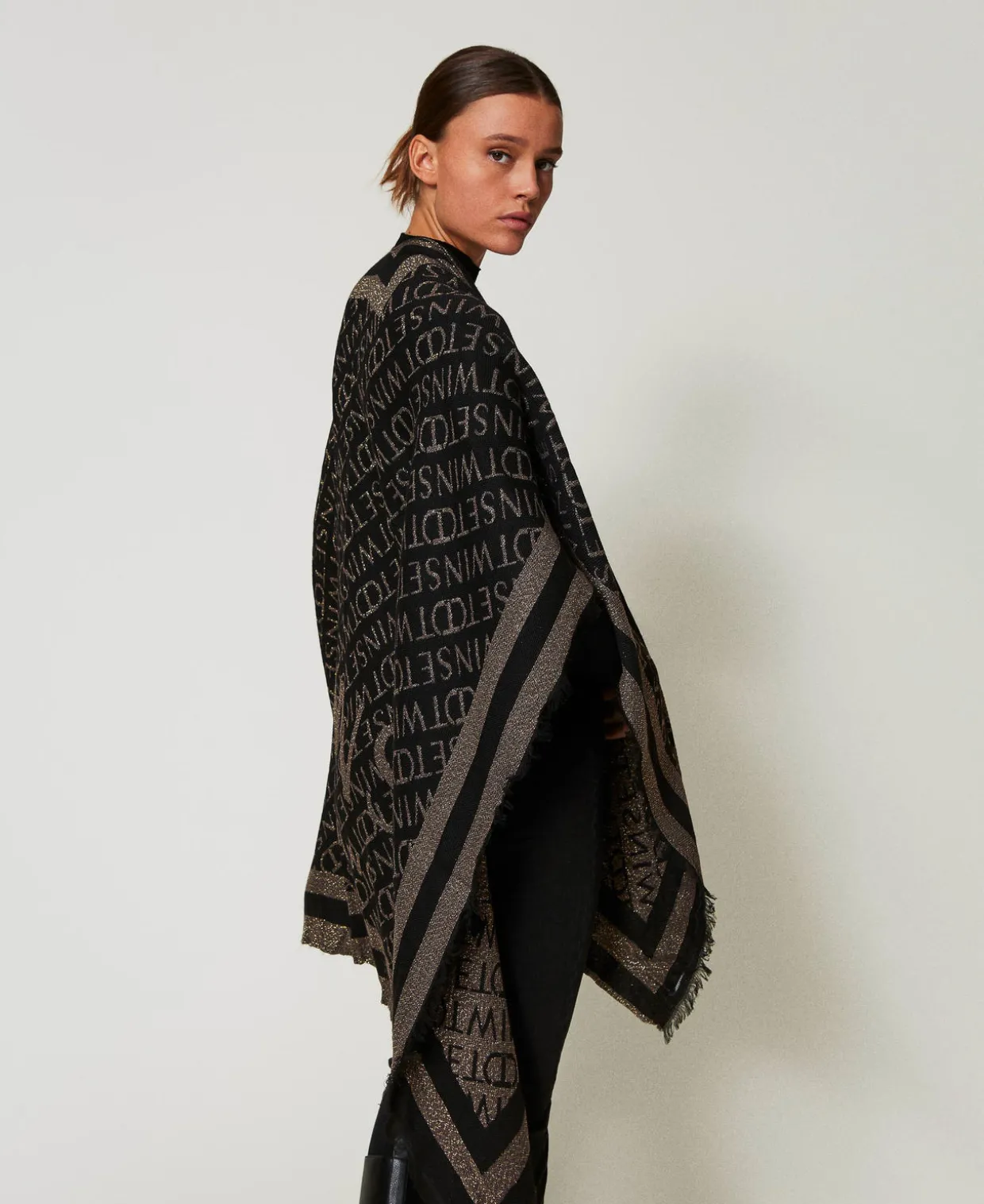 Jacquardponcho Mit Logos