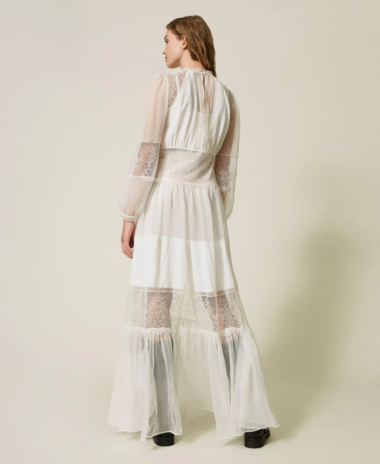 Kleid Aus Seidenkrepon Mit Spitze