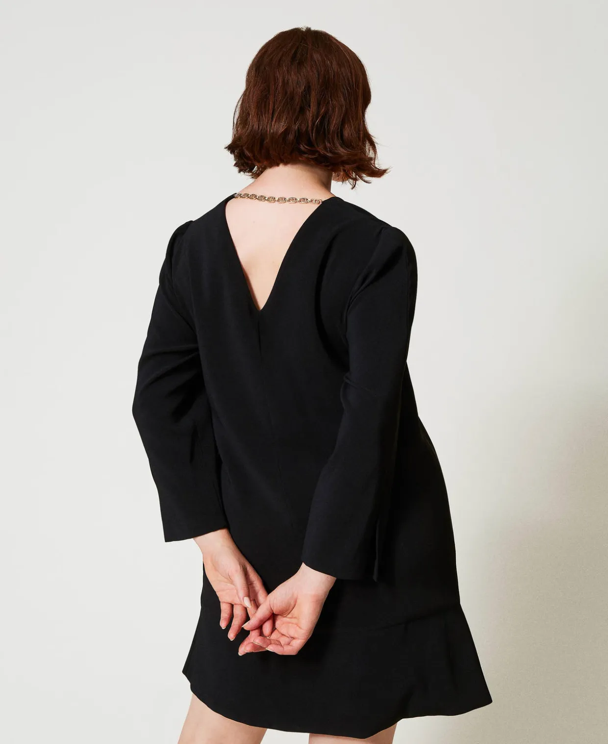 Kurzes Kleid Mit Volant Und „Oval T“-Kettchen