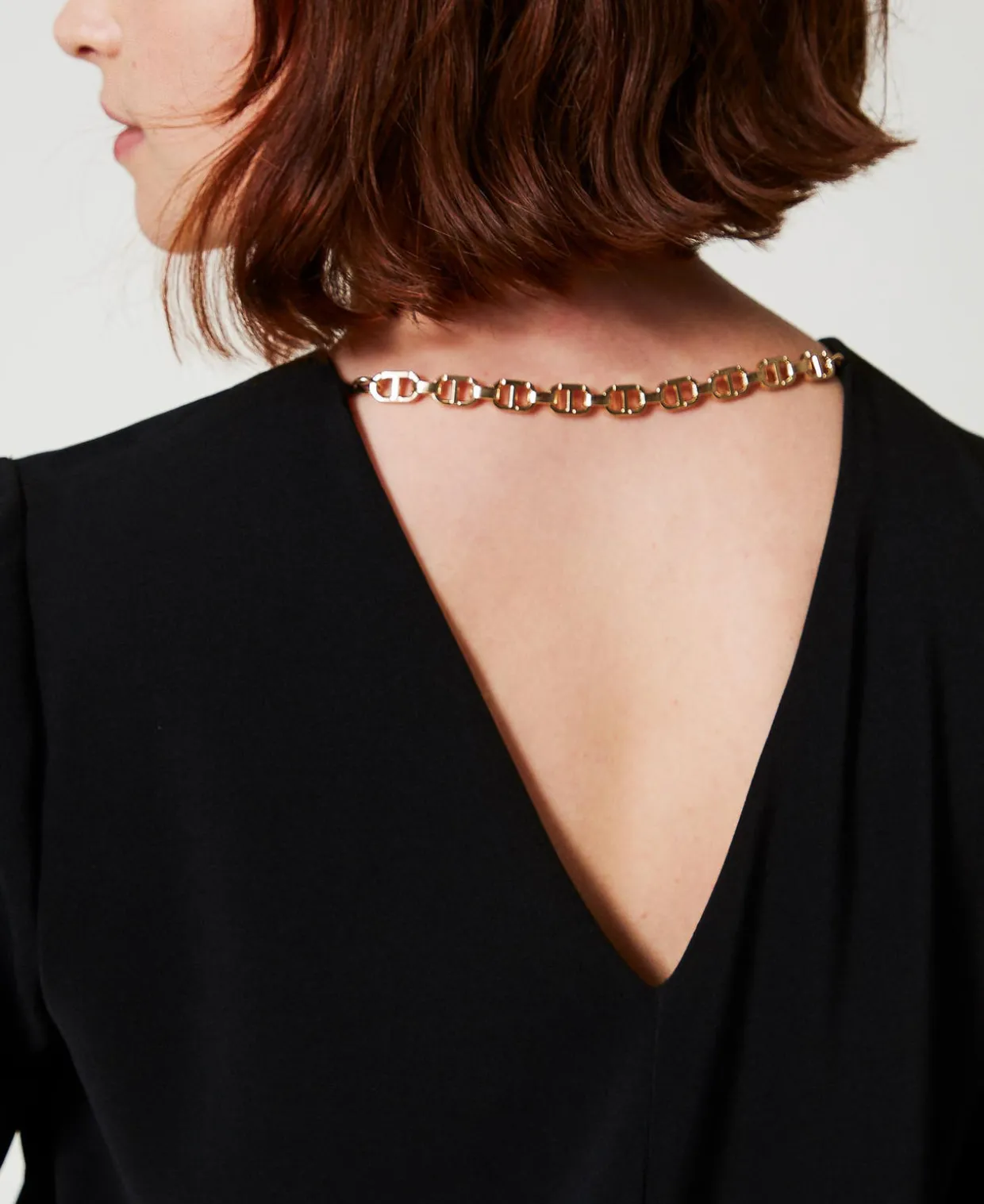 Kurzes Kleid Mit Volant Und „Oval T“-Kettchen