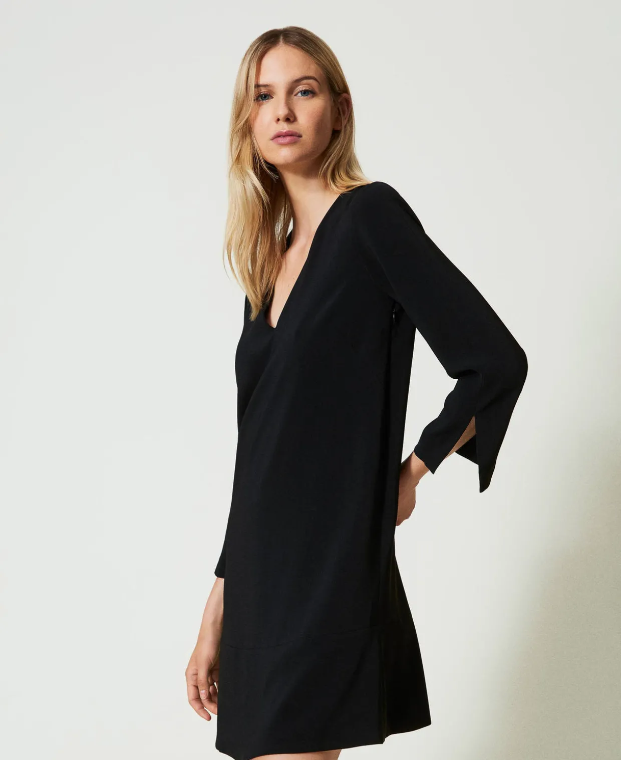 Kurzes Kleid Mit Volant Und „Oval T“-Kettchen