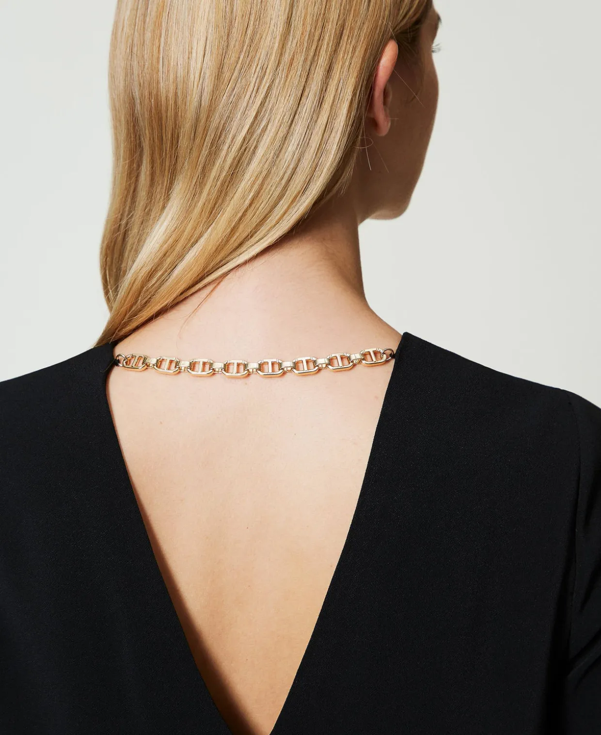 Kurzes Kleid Mit Volant Und „Oval T“-Kettchen