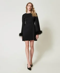 Kurzes Satinkleid Mit Federn