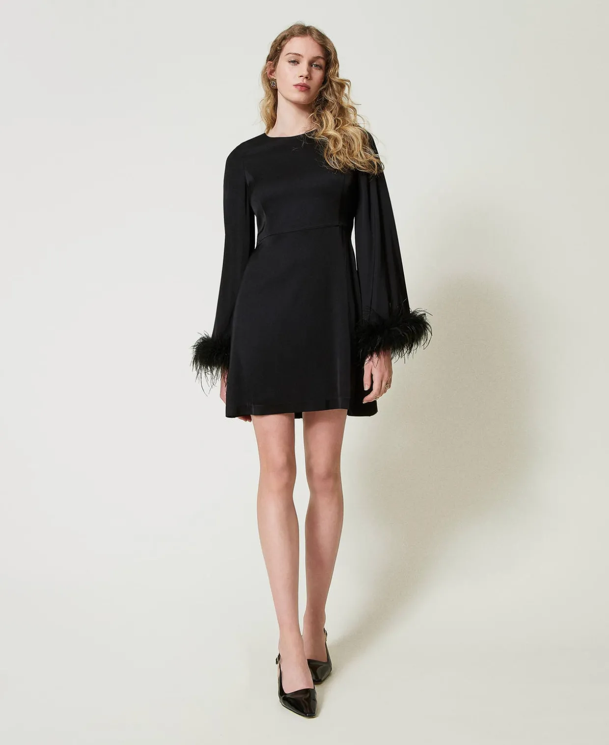 Kurzes Satinkleid Mit Federn