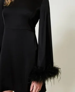 Kurzes Satinkleid Mit Federn