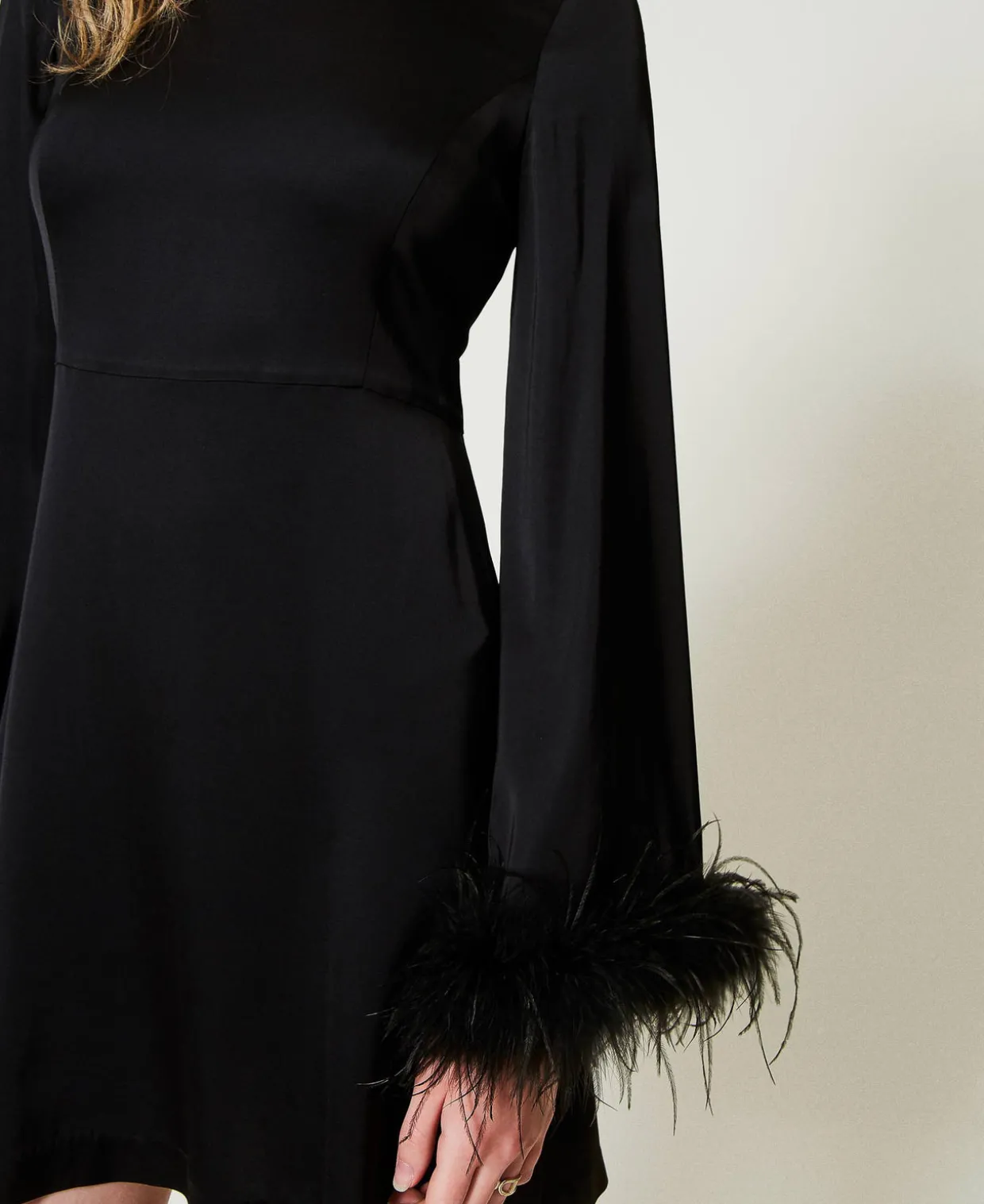 Kurzes Satinkleid Mit Federn
