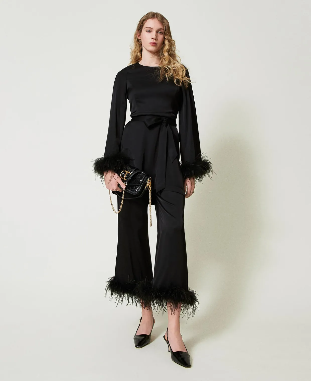 Kurzes Satinkleid Mit Federn