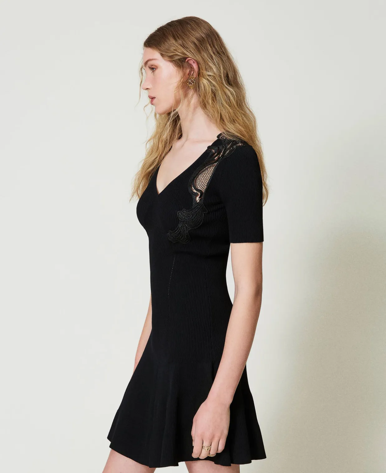 Kurzes Strickkleid Mit Spitze