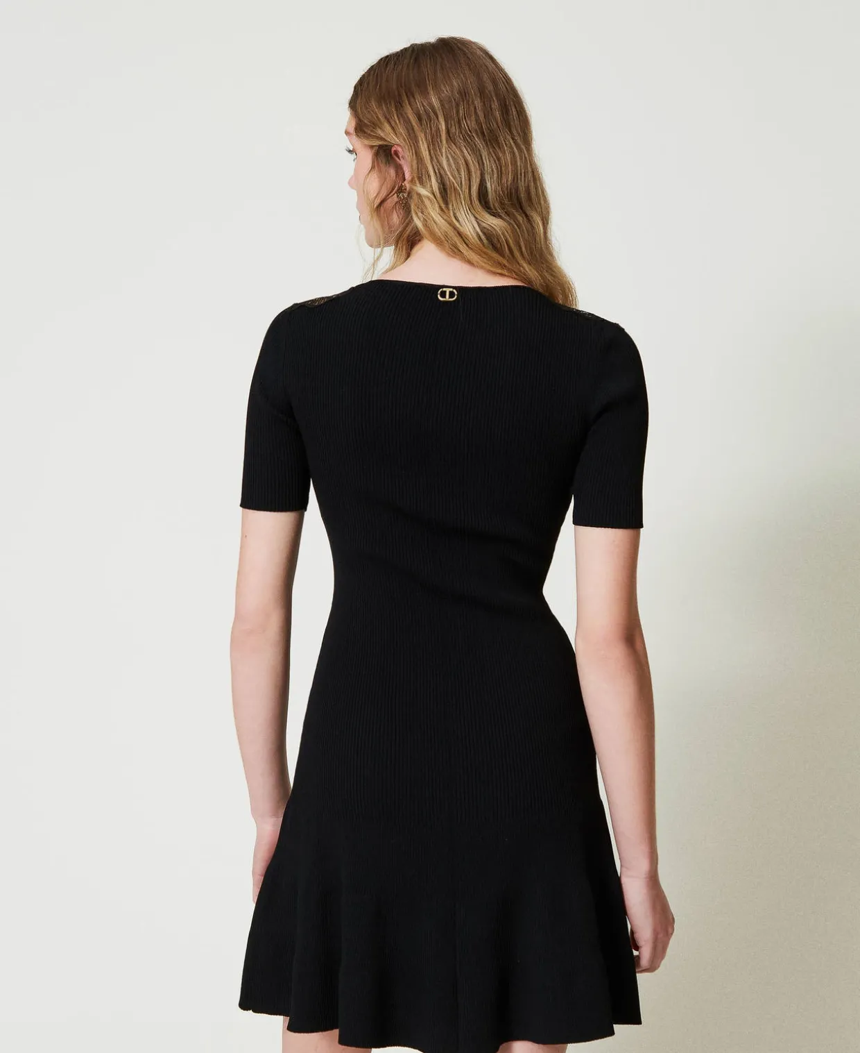 Kurzes Strickkleid Mit Spitze