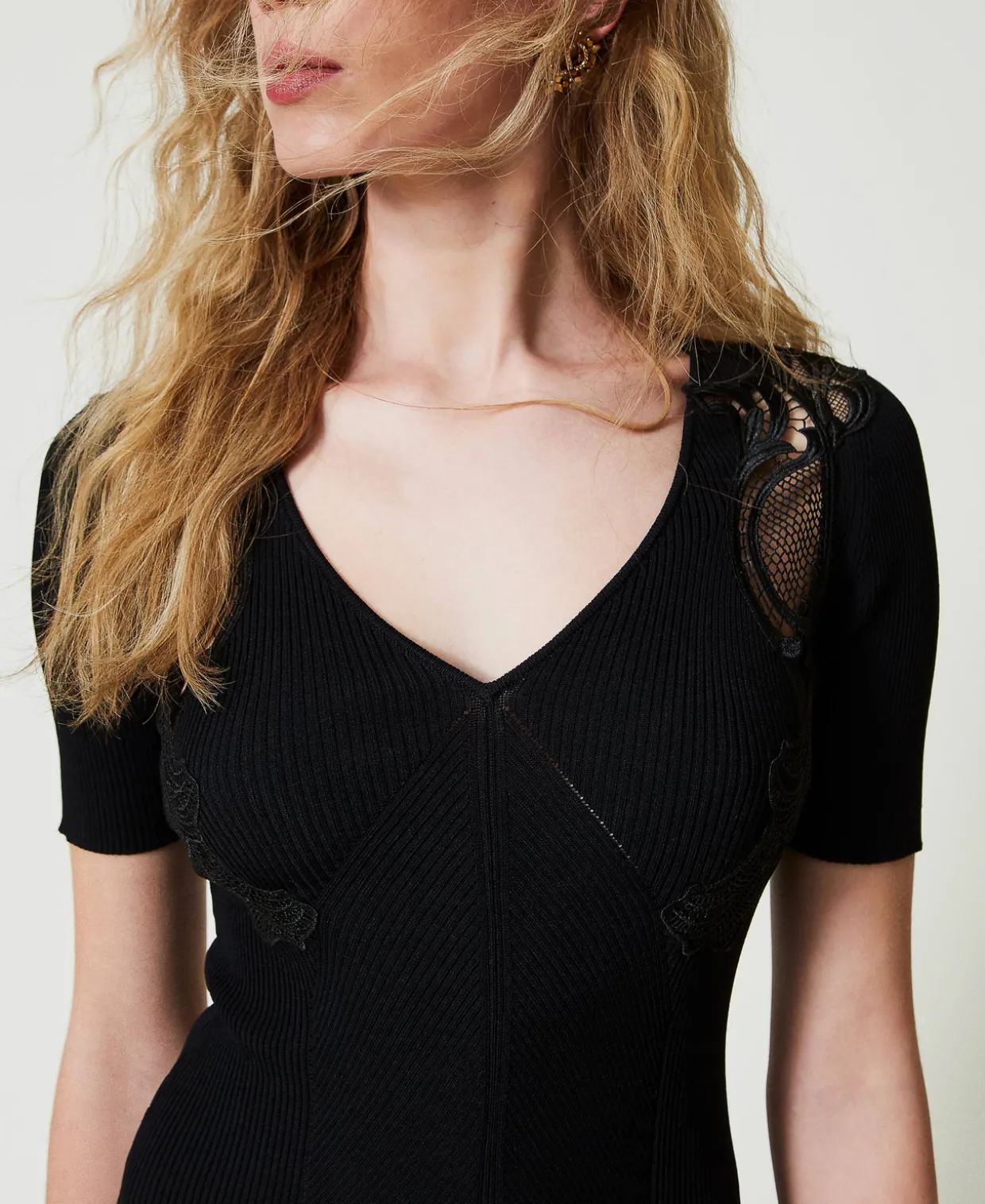 Kurzes Strickkleid Mit Spitze