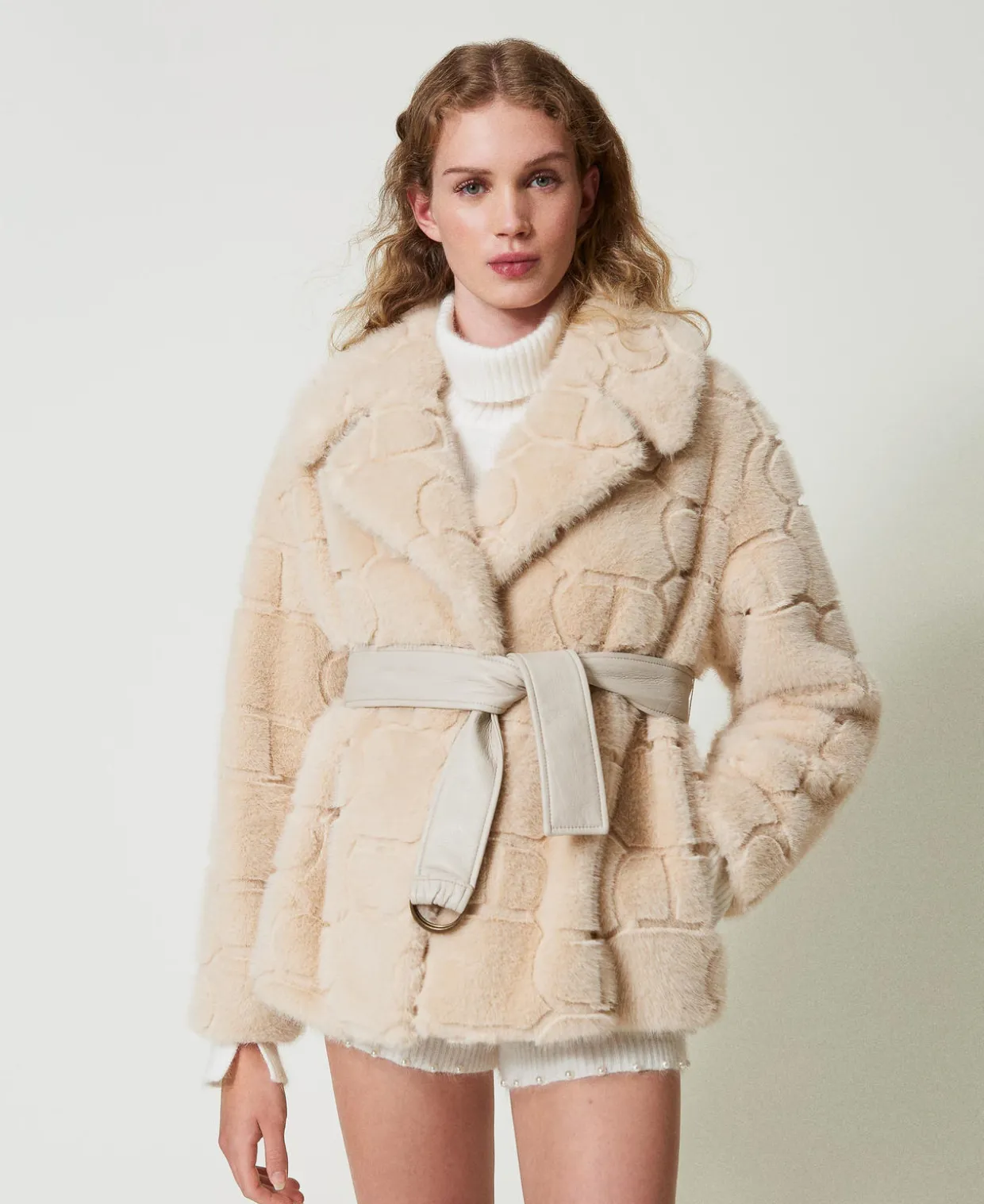 Kurzmantel Aus Pelzimitat Mit Oval Ts