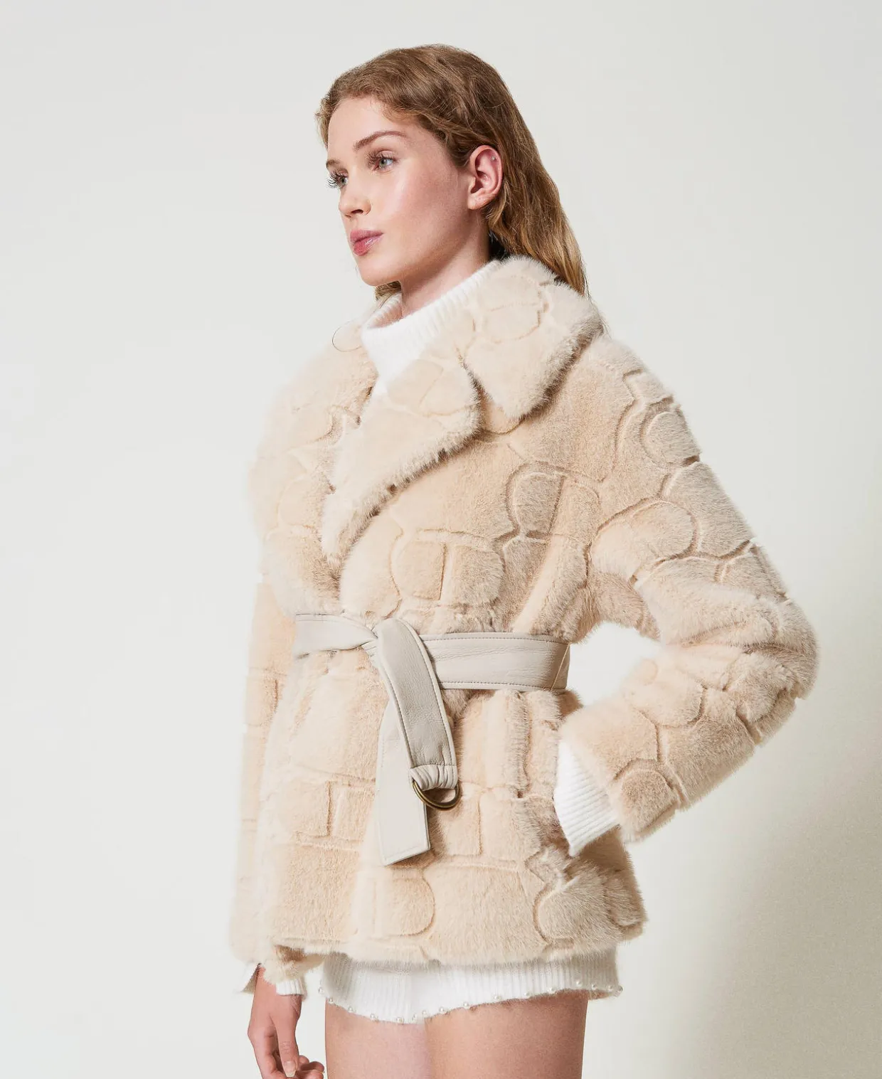 Kurzmantel Aus Pelzimitat Mit Oval Ts