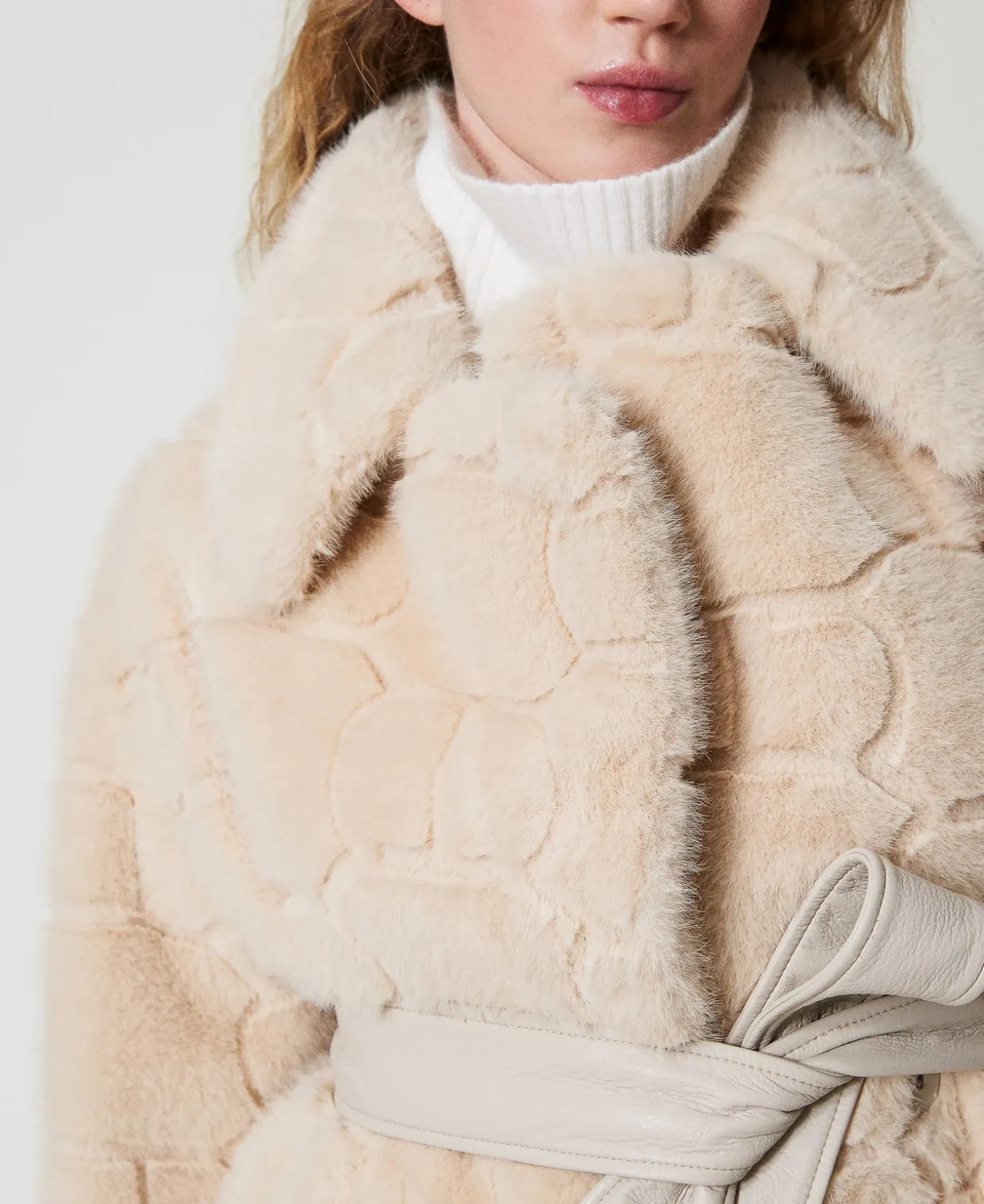 Kurzmantel Aus Pelzimitat Mit Oval Ts