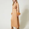 Maxikleid Aus Satin Mit Federn