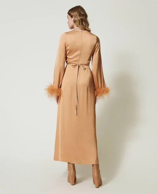 Maxikleid Aus Satin Mit Federn