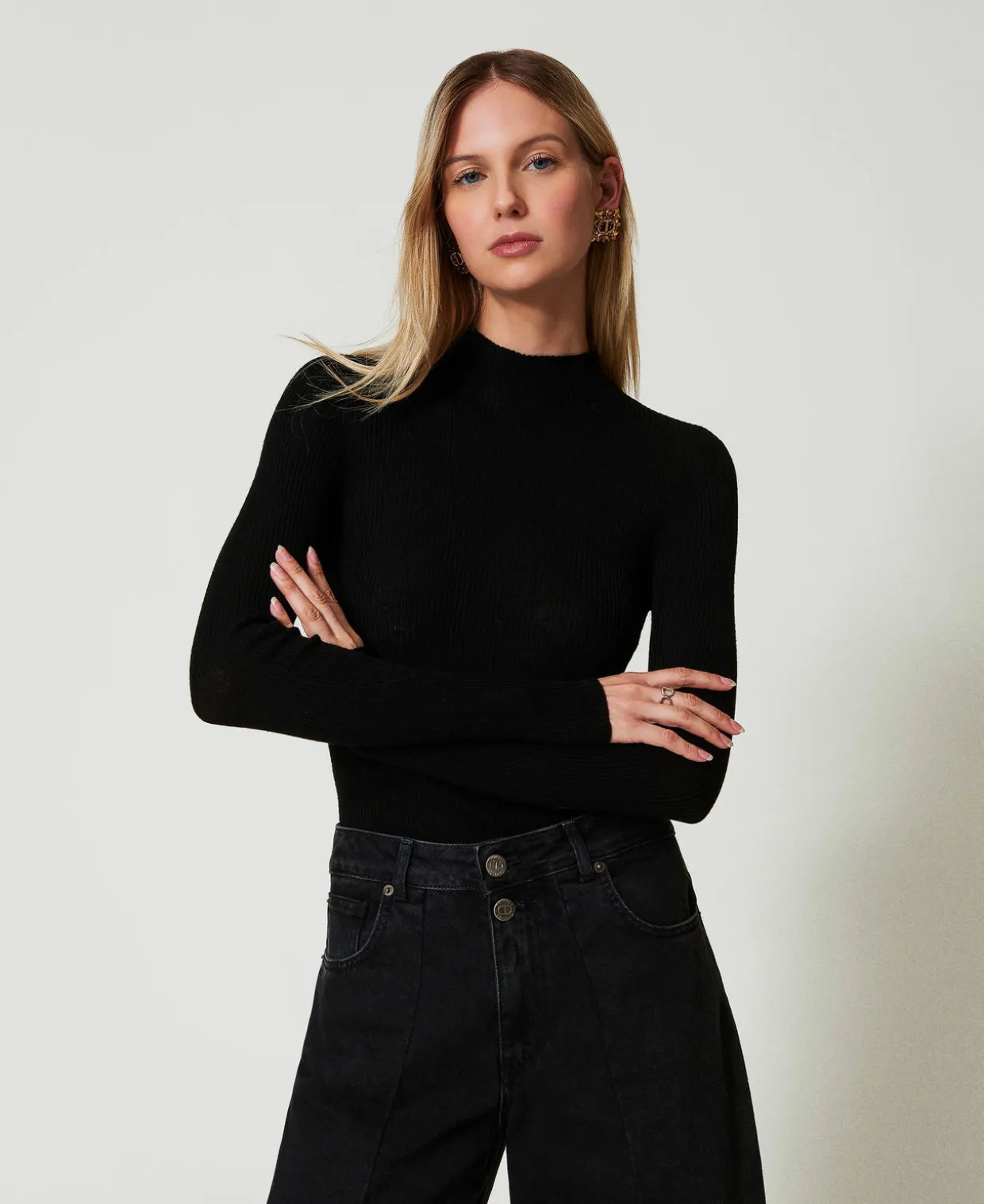 Nahtloser Stehkragenpullover Aus Wolle