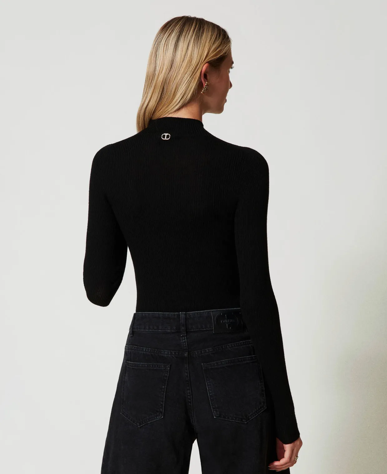 Nahtloser Stehkragenpullover Aus Wolle