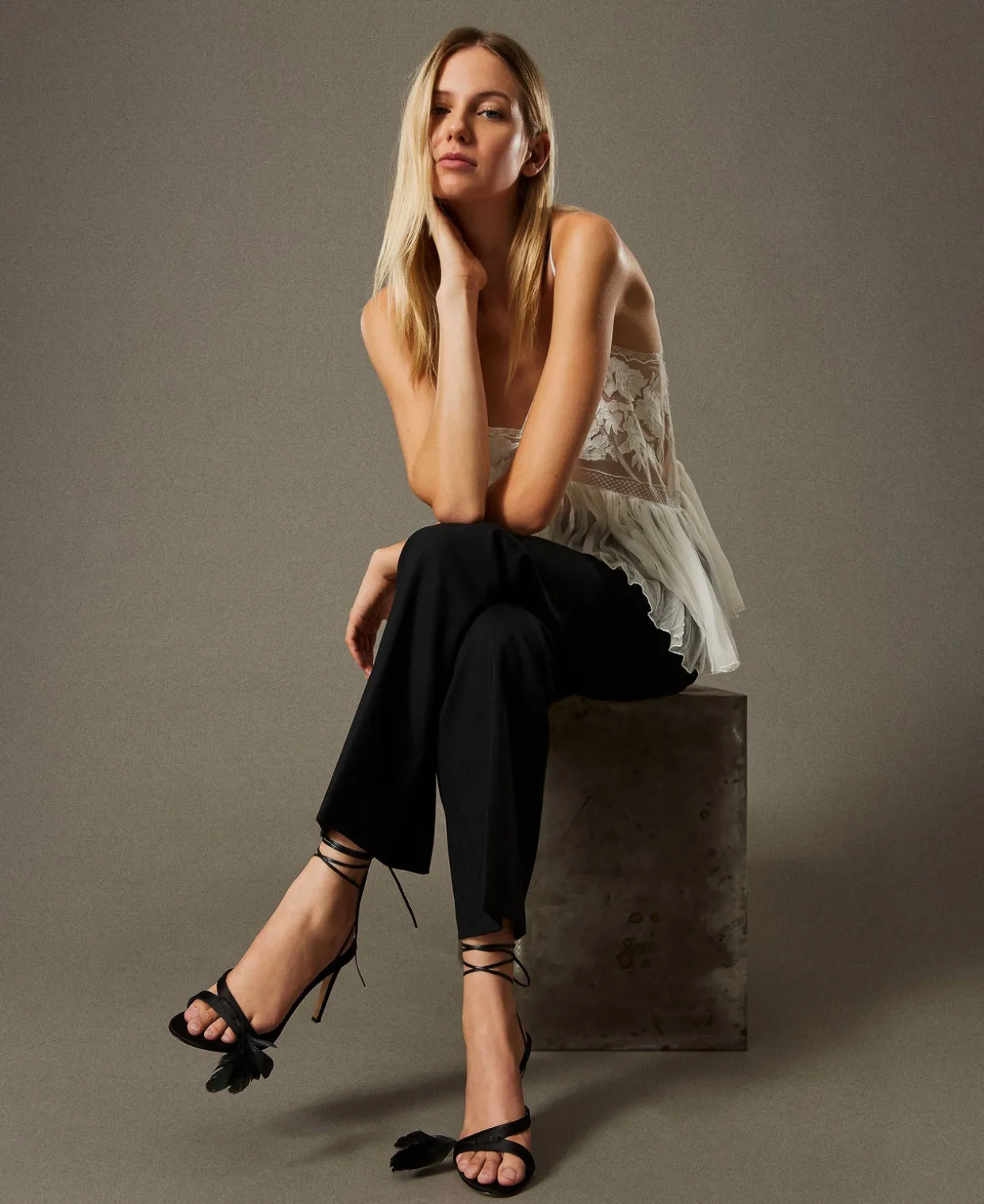 Schnürsandalette Mit Federn