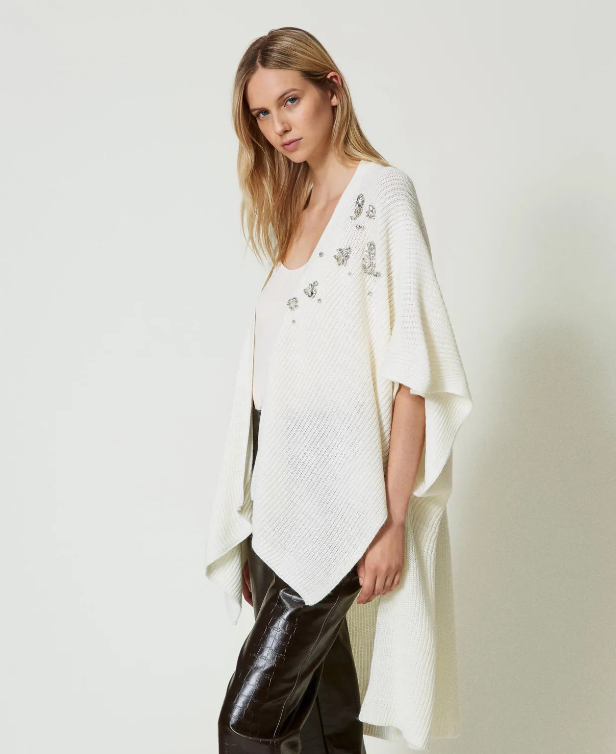 Strickponcho Mit Stickereien