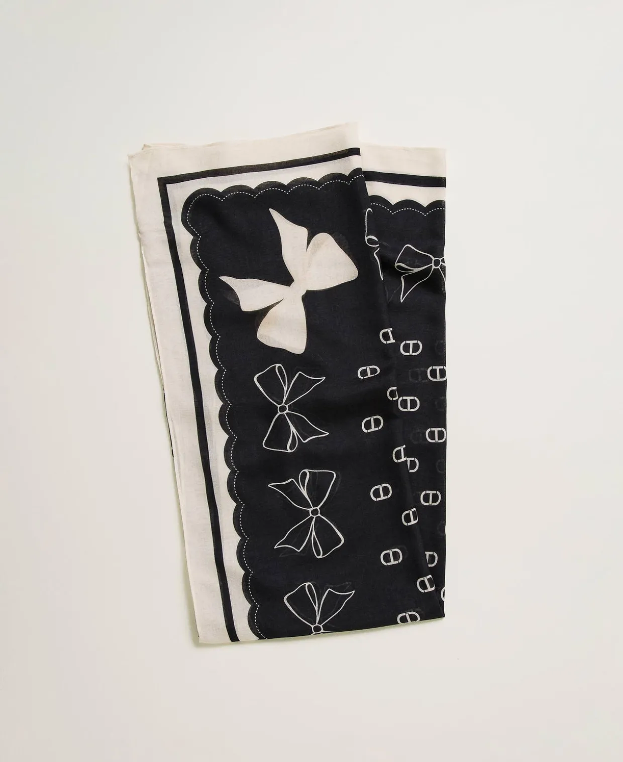 Tuch Mit Schleifenprint Und Logos