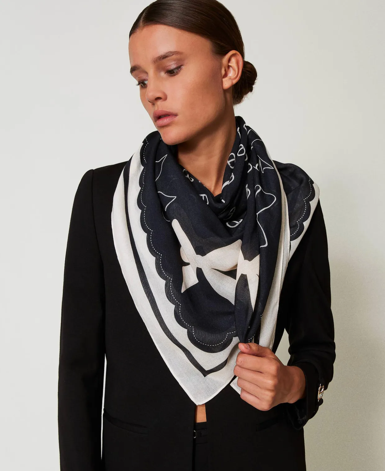 Tuch Mit Schleifenprint Und Logos