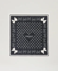 Tuch Mit Schleifenprint Und Logos