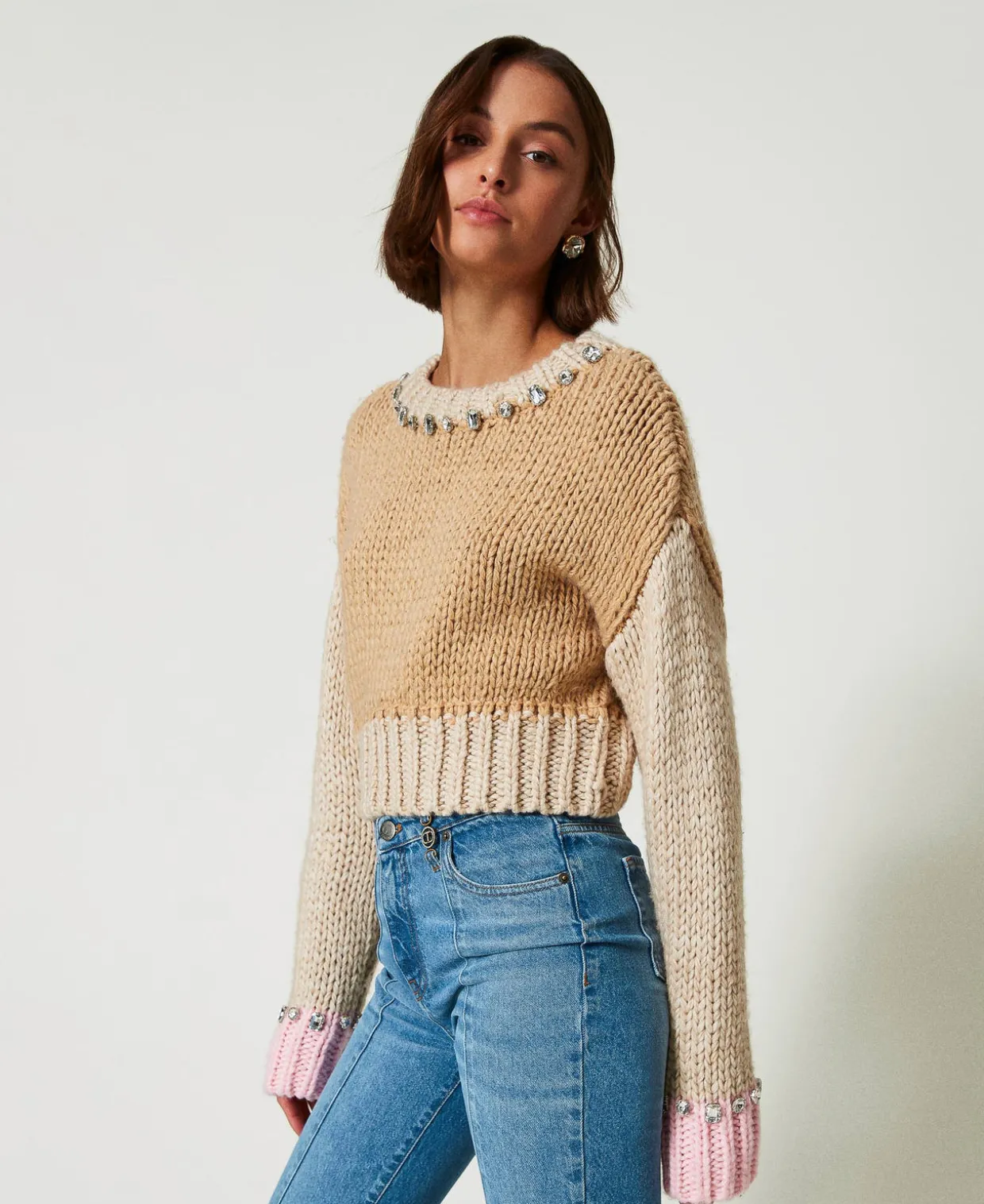 Von Hand Bestickter Color-Block-Pullover