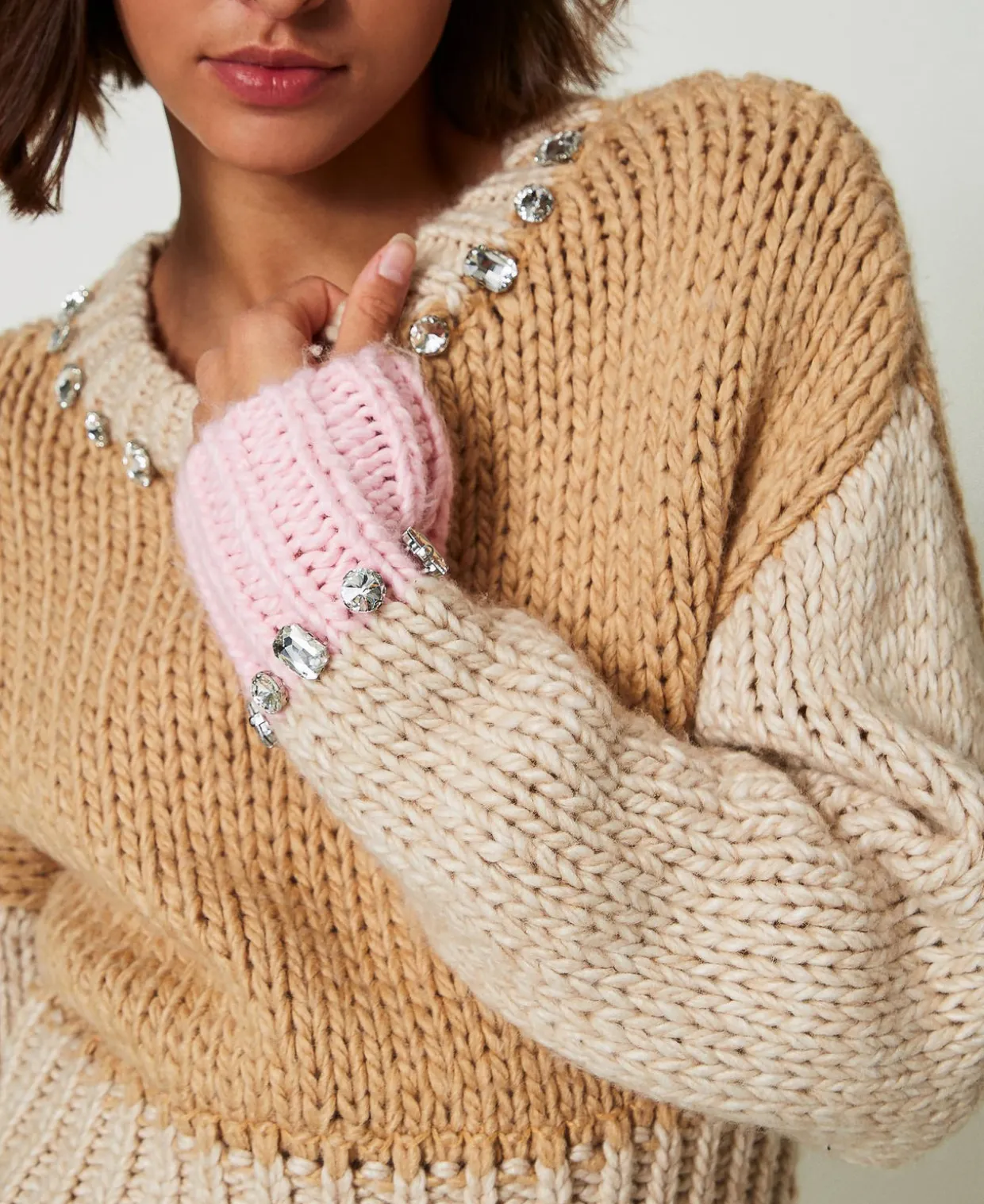 Von Hand Bestickter Color-Block-Pullover